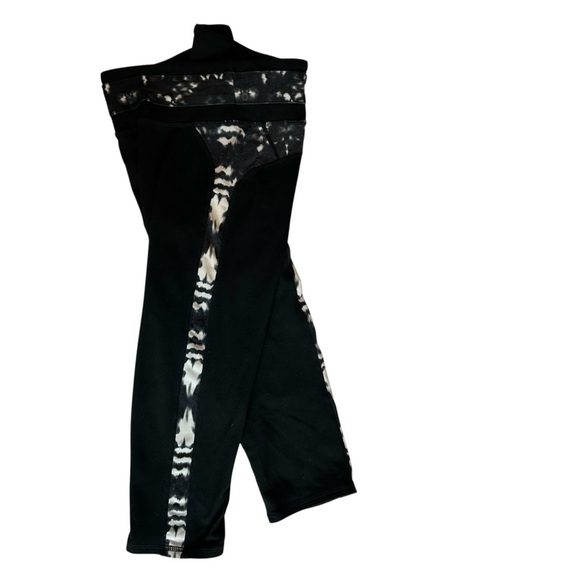 Bundle of Three Fabletics Active Pants – Tie-Dye and Capri Style, Size XS - Picture 8 of 15